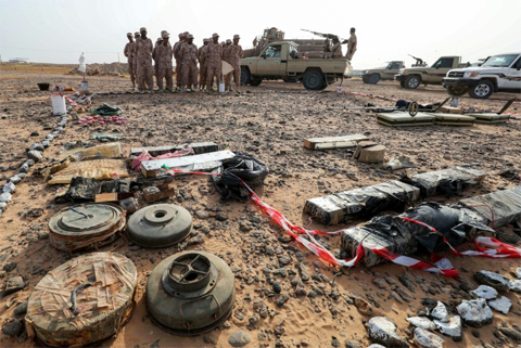 A picture taken on August 8, 2018 during a trip to Yemen organised by the UAE's National Media Council shows Yemeni soldiers loyal to the Saudi and UAE-backed government attending a UAE-funded mine clearance centre near southeastern Mukalla port - AFP