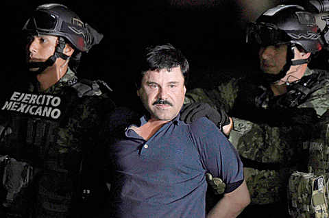 MEXICO CITY: In this file photo, Drug kingpin Joaquin ‘El Chapo’ Guzman is escorted into a helicopter at Mexico City’s airport, following his recapture during an intense military operation in Los Mochis, in Sinaloa State. —AFP