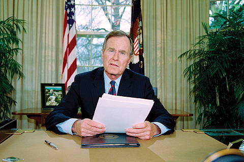 WASHINGTON: In this file photo taken on Dec 4, 1992, US President George Bush poses for photographers after speaking about the situation in Somalia. Bush, who helped steer America through the end of the Cold War, died at age 94, his family announced late Friday. - AFP  n