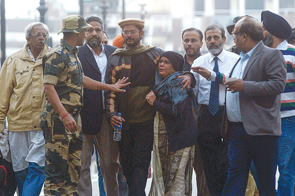 AMRITSAR: Released Indian prisoner Hamid Ansari (center) accompanied by his mother Fauzia Ansari (5th left), father Nehal Ansari (3rd right) and brother Dr Khalid Ansari (4th right) arrives at the India Pakistan Wagah border yesterday. — AFP