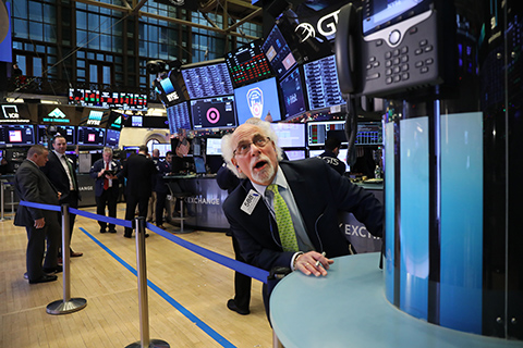 NEW YORK, NEW YORK - DECEMBER 21: Traders work on the floor of the New York Stock Exchange (NYSE) on December 21, 2018 in New York City. Following another down day and one of the worst trading months in recent history, investors are nervously looking for positive economic and political news to gain back some of the loses.   Spencer Platt/Getty Images/AFP