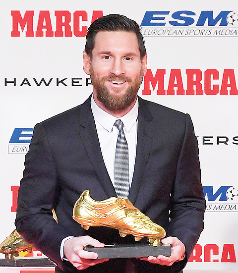 Barcelona's Argentinian forward Lionel Messi poses with the 2018 European Golden Shoe honoring the year's leading goalscorer during a ceremony at the Antigua Fabrica Estrella Damm in Barcelona on December 18, 2018. nLLUIS GENE / AFPn