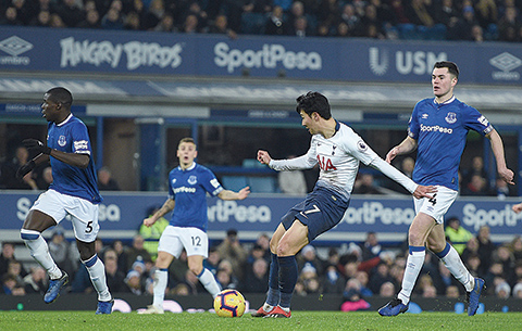 Tottenham Hotspur's South Korean striker Son Heung-Min (C) scores their fifth goal during the English Premier League football match between Everton and Tottenham Hotspur at Goodison Park in Liverpool, north west England on December 23, 2018. (Photo by Oli SCARFF / AFP) / RESTRICTED TO EDITORIAL USE. No use with unauthorized audio, video, data, fixture lists, club/league logos or 'live' services. Online in-match use limited to 120 images. An additional 40 images may be used in extra time. No video emulation. Social media in-match use limited to 120 images. An additional 40 images may be used in extra time. No use in betting publications, games or single club/league/player publications. /