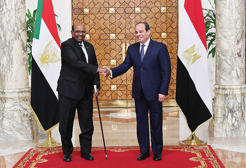 CAIRO: Egyptian President Abdel Fattah Al-Sisi (right) meets his Sudanese counterpart Omar Al-Bashir yesterday. – AFP 