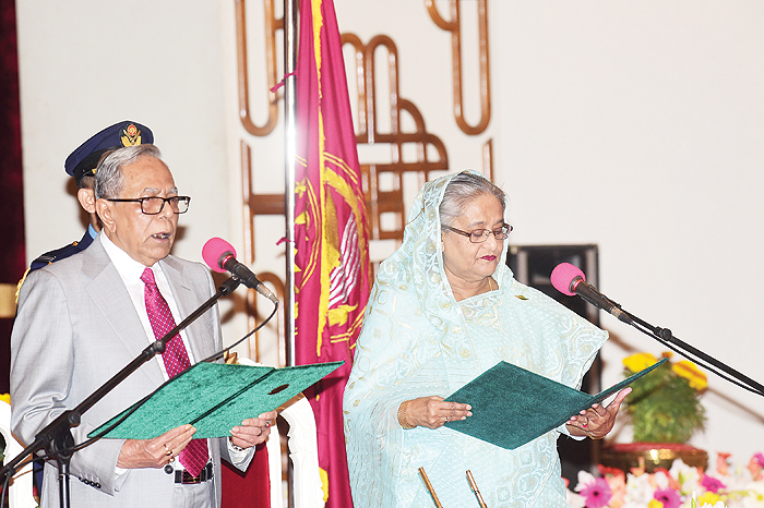 DHAKA: Bangladesh President Abdul Hamid (L) swears in Sheikh Hasina (R) for her fourth term as Bangladesh’s prime minister at the Presidential Palace. -—AFP