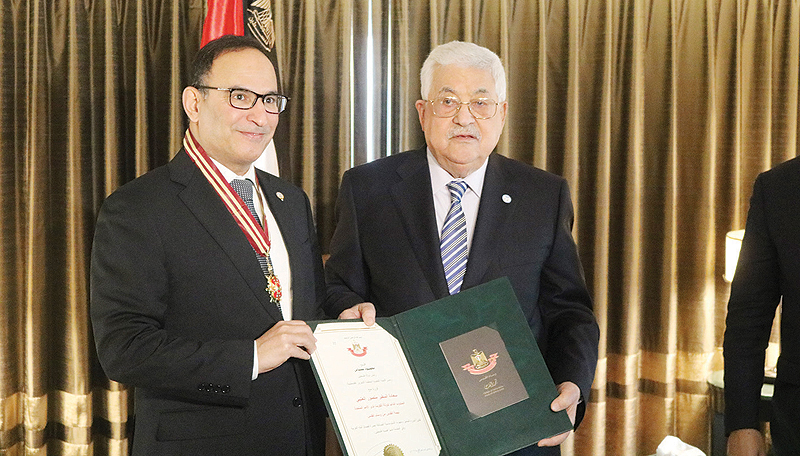 NEW YORK: Palestinian President Mahmoud Abbas awards Kuwaiti Representative to the UN Mansour Al-Otaibi the “Star of Jerusalem Medal” in recognition of his outstanding role and diplomatic efforts. — KUNA