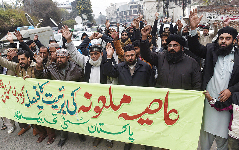 LAHORE: Activists of the Sunni Tehreek group protest against the Supreme Court decision on the case of Asia Bibi, a Christian Pakistani woman accused of blasphemy. - AFP 