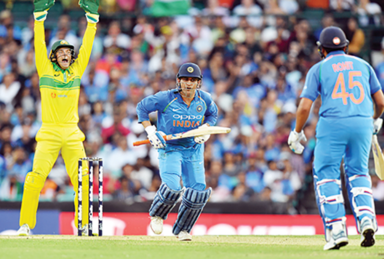 Australia's wicketkeeper Alex Carey (L) appeals unsuccessfully for the LBW wicket of India's batsman Mahendra Singh Dhoni (C) during the first one-day international (ODI) match between Australia and India at the Sydney Cricket Ground in Sydney on January 12, 2019. (Photo by Saeed Khan / AFP) / -- IMAGE RESTRICTED TO EDITORIAL USE - STRICTLY NO COMMERCIAL USE --