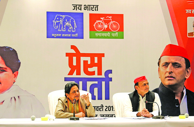 Samajwadi Party president Akhilesh Yadav (R) and Bahujan Samaj Party (BSP) leader Mayawati take part in a press conference to announce their political alliance in Lucknow on January 12, 2019. - Two regional parties that were former bitter rivals announced an unlikely alliance Saturday to fight Indian Prime Minister Narendra Modi's ruling Hindu nationalist party in a looming general election. The Samajwadi Party (SP) and the Bahujan Samaj Party (BSP) -- key players in the northern state of Uttar Pradesh -- said they would set aside their differences to jointly fight Modi in the bedrock state. (Photo by STR / AFP)