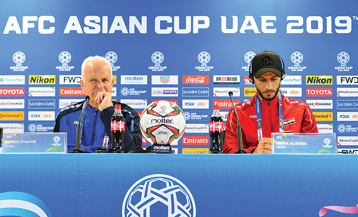 SHARJAH: Syria's German coach Bernd Stange (L) and forward Omar Al Soma attend a press conference at Sharjah stadium in Sharjah yesterday, a day ahead of his team's match against Palestine in the 2019 AFC Asian Cup. - AFP 