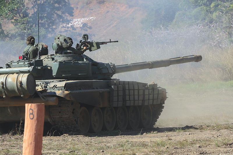 NAGUANAGUA: Handout picture released by the Venezuelan presidency showing a Russian-made T72 tank taking part in military exercises at Fort Paramacay in Naguanagua, Carabobo State, Venezuela, on January 27, 2019. — AFP