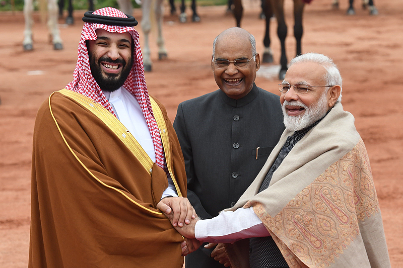 NEW DELHI: Indian President Ram Nath Kovind (center) looks on as Saudi Crown Prince Mohammed bin Salman and Indian Prime Minister Narendra Modi shake hands during a ceremonial reception at the presidential palace yesterday. — AFP