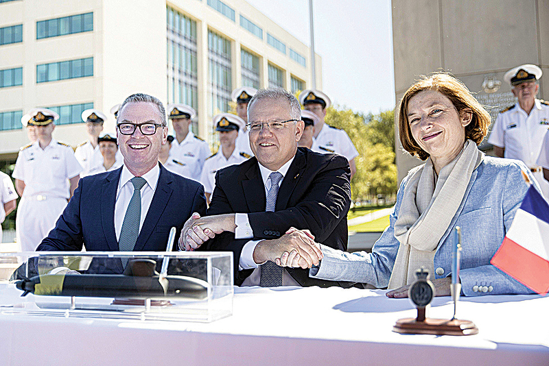 CANBERRA: The Australian Department of Defense shows Australia’s Prime Minister Scott Morrison (center) shaking hands with Australia’s Defense Minister Christopher Pyne (left) and France’s Defense Minister Florence Parly after signing the submarine Strategic Partnership Agreement in Canberra. —AFP
