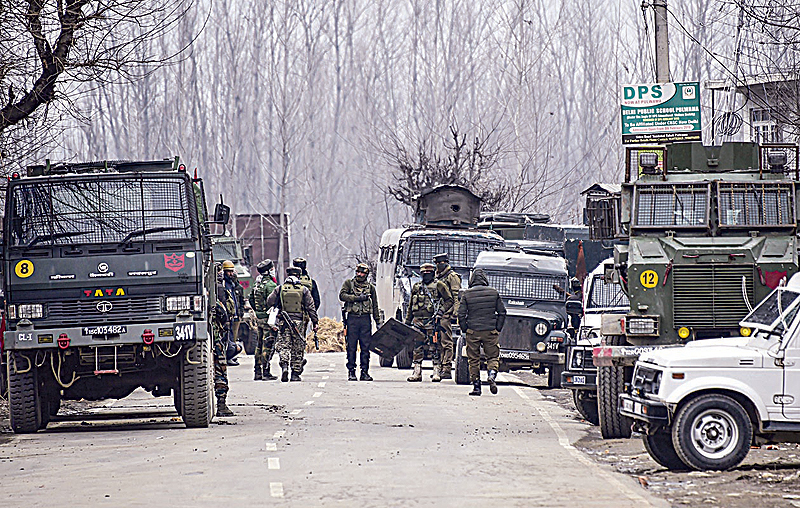 KASHMIR: Indian security forces personnel are on maneuvers as a gunfight with militants killed 4 soldiers, in South Kashmir’s Pulwama district. —AFP