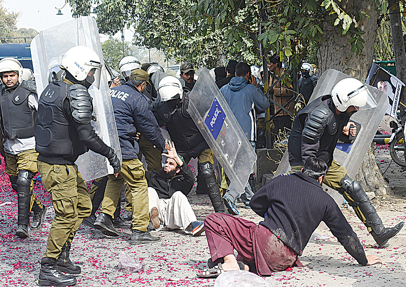 LAHORE: Pakistani policemen scuffle with Tehreek-Labaik Pakistan (TLP) party activists outside the anti-terrorist court on the arrival of their leader Khadim Hussain Rizvi during a hearing in Lahore on February 4, 2019, following last year’s violent protest in opposition to the acquittal of a Christian woman from blasphemy charges. —AFP