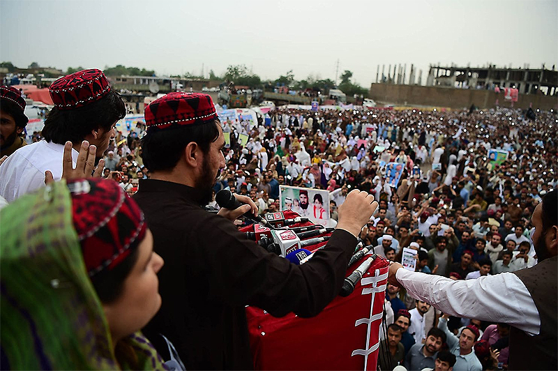 In a rare public challenge to Pakistan’s powerful armed forces, thousands of Pashtuns rallied April 8 in the northwestern city of Peshawar to call for an end to abuses by the police and military. AFP