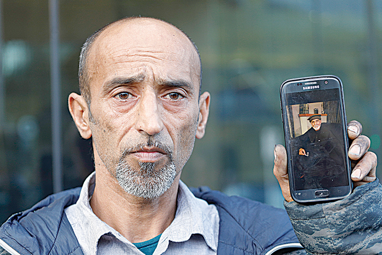 A Muslim resident shows picture of one of mosque attack victim on his mobile phone outside the court building in Christchurch on March 16, 2019. - Attacks on two Christchurch mosques left at least 49 dead on March 15, with one gunman -- identified as an Australian extremist -- apparently livestreaming the assault that triggered the lockdown of the New Zealand city. (Photo by Tessa BURROWS / AFP)