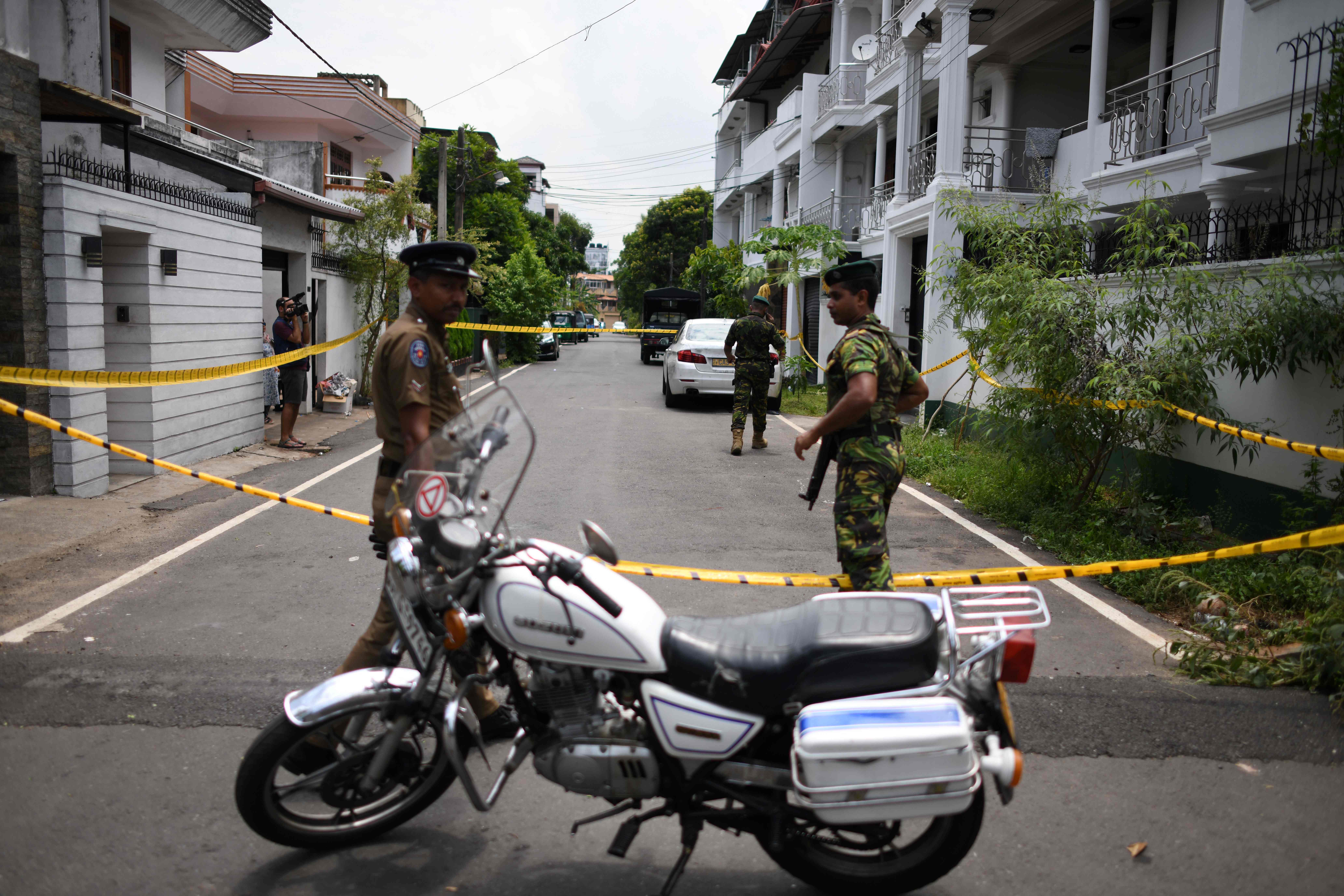 TOPSHOT - In this photo taken on April 23, 2019, Sri Lankan security personnel stand guard around the house of one of the suspected suicide bombers in Colombo. - More than 350 people were killed in the carnage unleashed by the Easter attacks against churches and hotels, which have been claimed by the Islamic State group. The deaths have horrified Sri Lankans and been condemned by Muslim groups, but many in the community have been left feeling vulnerable. (Photo by Mohd RASFAN / AFP) / TO GO WITH SriLanka-unrest-attacks-Muslims,FOCUS by Abhaya SRIVASTAVA