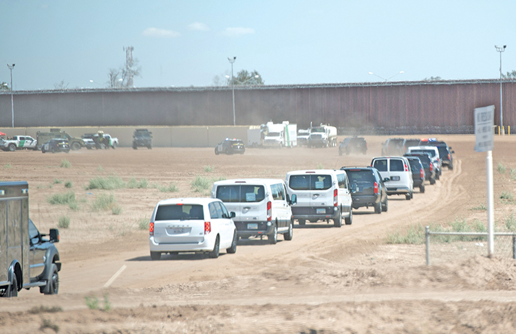 The motorcade of US President Donald Trump arrives at the border wall between the United States and Mexico in Calexico, California, April 5, 2019. - President Donald Trump landed in California to view newly built fencing on the Mexican border, even as he retreated from a threat to shut the frontier over what he says is an out-of-control influx of migrants and drugs. (Photo by SAUL LOEB / AFP)
