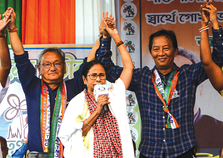 Chief minister of the eastern Indian state of West Bengal and the Trinamool Congress (TMC) supremo Mamata Banerjee (C), candidate of the Darjeeling constituency Amar Singh Rai (L), and Chairman of the semi-autonomous government body 'Gorkhaland Territorial Administration' (GTA) Binay Tamang (R), wave to supporters during an election campaign rally, in Naxalbari some 36 kms from Siliguri on April 5, 2019. - India is holding a general election to be held over nearly six weeks starting on April 11, when hundreds of millions of voters will cast ballots in the world's biggest democracy. (Photo by DIPTENDU DUTTA / AFP)