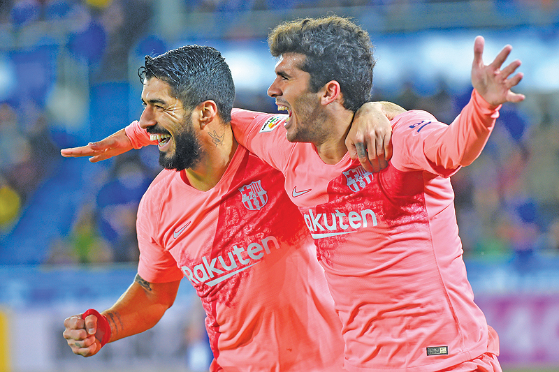 VITORIA: File photo shows Barcelona's Spanish midfielder Carles Alena (R) celebrates with Barcelona's Uruguayan forward Luis Suarez after scoring a goal during the Spanish league football match between Deportivo Alaves and FC Barcelona in Vitoria on April 23, 2019.  - AFP 