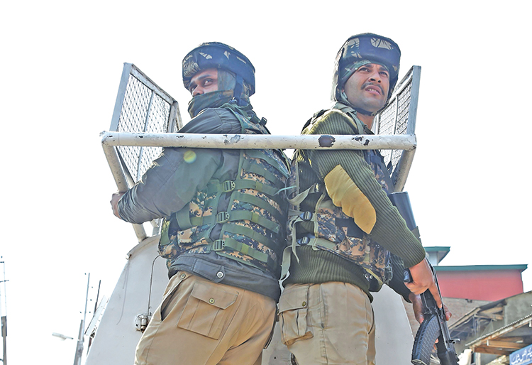 Indian paramilitary troopers patrol outside a central jail in downtown Srinagar on April 5, 2019. - Riots broke out after rumours started floating that some inmates were being shifted out of the Kashmir valley. The inmates burnt a temporary shelter and tried to come to the outer cordon of the jail located in the downtown area of the city. Senior police officers and additional companies of the CRPF were rushed to the jail to bring the situation under control, local media reports. (Photo by Tauseef MUSTAFA / AFP)