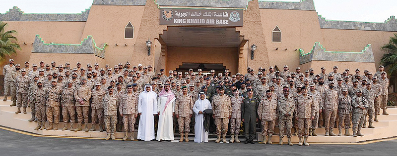 RIYADH: First Deputy Prime Minister and Defense Minister Sheikh Nasser Sabah Al- Ahmad Al-Sabah and other officials pose for a group photo with Kuwaiti troops in Saudi Arabia. —Defense Ministry phot