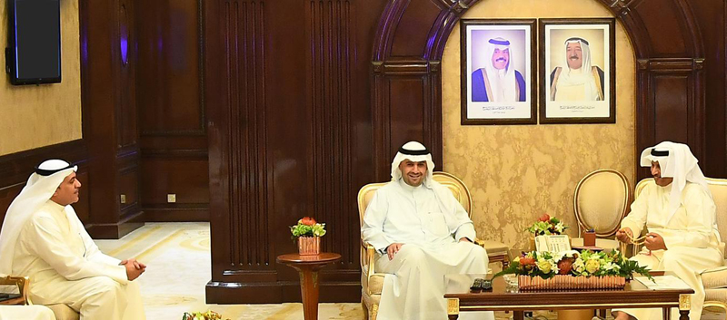 KUWAIT: His Highness the Prime Minister Sheikh Jaber Al-Mubarak Al-Hamad Al-Sabah meets with Deputy Premier and Minister of State for Cabinet Affairs Anas Al-Saleh, as well as Chairman of the Communication and Information Technology Regulatory Authority (CITRA) Salem Al-Othaina. — KUNA