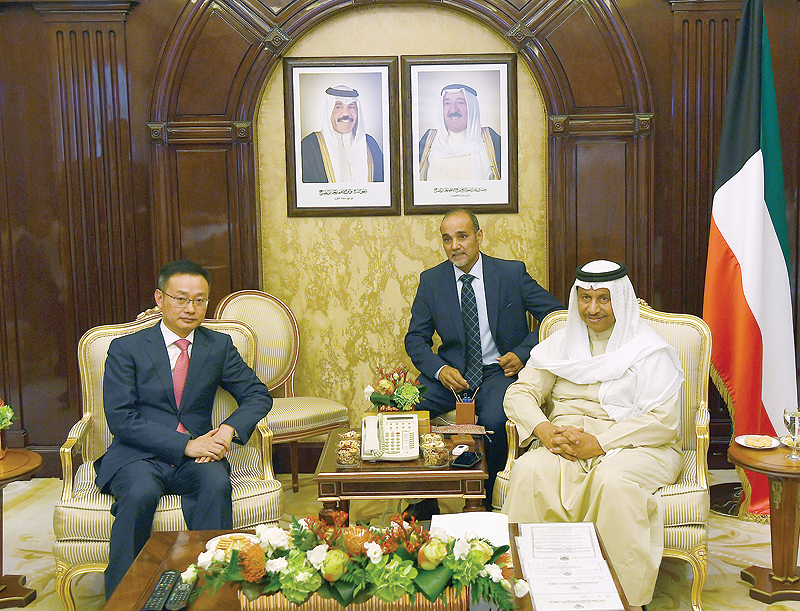 KUWAIT: His Highness the Prime Minister Sheikh Jaber Al-Mubarak Al-Hamad Al- Sabah meets with Member of the Supervisory Board, President of the Middle East and Africa Area at Huawei Company Yi Xiang.— KUNA
