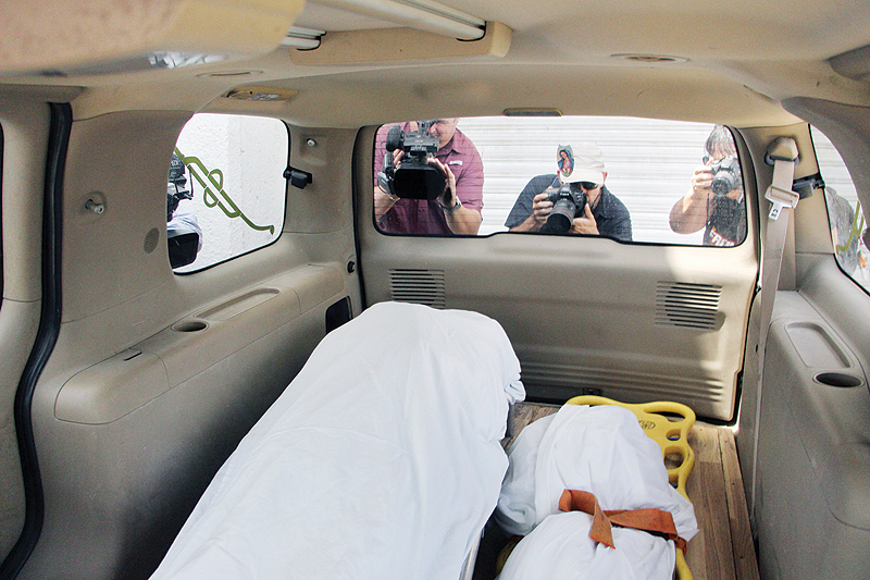 MATAMOROS: The corpses of Salvadoran migrant Oscar Martinez (left) and his daughter Angie Valeria are transported to the forensic service in Matamoros, Tamaulipas State after they were found drowned. — AFP