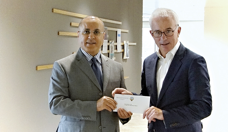 GENEVA: Kuwait’s permanent delegate to the UN Ambassador Jamal Al-Ghunaim presents a cheque to the Executive Director of the Global Fund to Fight AIDS, Tuberculosis and Malaria Peter Sands. — KUNA