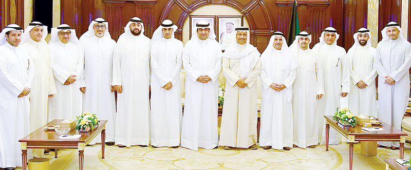 KUWAIT: His Highness the Prime Minister Sheikh Jaber Al-Mubarak Al-Hamad Al-Sabah meets with Minister Khaled Al-Roudhan, as well as members of the Board of Commissioners of Kuwait Capital Market Authority, Board of Directors of Kuwait Stock Exchange and Kuwait Clearing Company. — KUNA