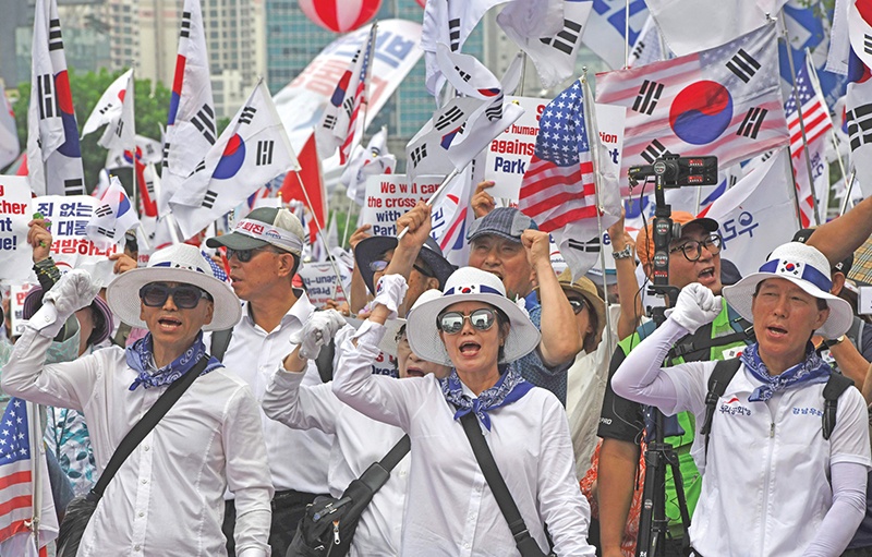 Supporters of South Korea's former president Park Geun-hye shout slogans during a protest demanding her release from prison, outside the Supreme Court in Seoul on August 29, 2019. - South Korea's top court on August 29 set aside former president Park Geun-hye's convictions in a sprawling scandal that saw her ousted from power and ordered a new trial. (Photo by Jung Yeon-je / AFP)