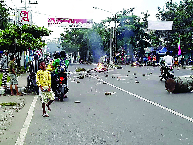 Protesters take to the street to face off with Indonesian police in Manokwari, Papua on August 19, 2019. - Riots broke out in Indonesia's Papua with a local parliament building torched as thousands protested allegations that police tear-gassed and arrested students who supported the restive region's independence. (Photo by STR / AFP)