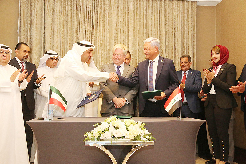 AMMAN: Acting Undersecretary of the Kuwaiti Oil Ministry Sheikh Talal Nasser Al-Sabah and Iraqi Oil Ministry’s petroleum contracts and licensing directorate chief Abdulmahdi Al- Ameedi sign a contract on border oilfields on Friday. — KUNA