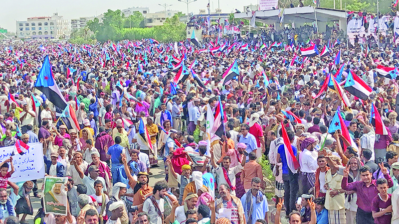 Yemeni Southern separatists supporters demonstrate in the Khormaksar district of Yemen's second city of Aden on August 15, 2019. - Yemen's government on August 14 ruled out talks with southern separatists until they withdraw from positions they seized last week in Aden. The fighting saw forces that back the Southern Transitional Council (STC) take five barracks, the presidential palace and the prime minister's office. (Photo by Nabil HASAN / AFP)