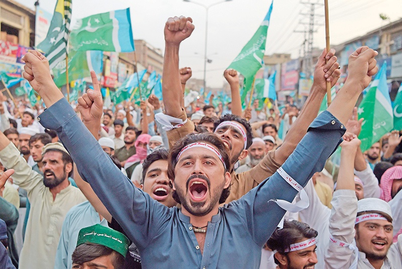 Activists of the Jamaat-e-Islami Pakistan, an Islamist political party, march during an anti-India protest rally in Peshawar on August 25, 2019, in solidarity with India-administered Kashmiri. - The nuclear-armed neighbours regularly target each other with mortar shells and gunfire on the de facto border known as the Line of Control (LoC) in the disputed Himalayan territory which is claimed by both India and Pakistan. (Photo by ABDUL MAJEED / AFP)