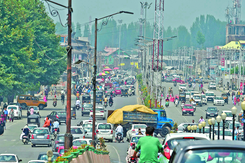 Residents drive along a busy road in Srinagar on August 28, 2019. - The Himalayan valley is under a strict lockdown -- with movement restricted and phone and internet services cut since August 5 -- imposed hours before India's decision to bring Kashmir under its direct rule. (Photo by Tauseef MUSTAFA / AFP)