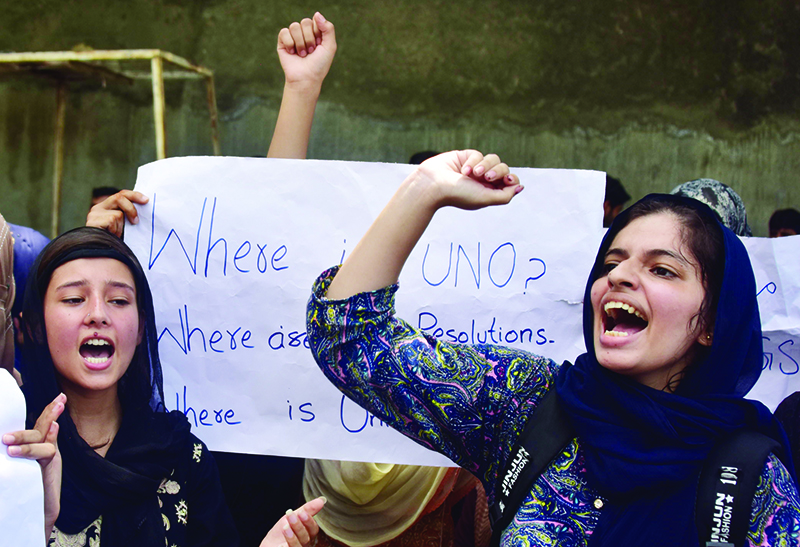 Pakistani Kashmiri shout anti-Indian slogans during a protest in Muzaffarabad, the capital of Pakistan-controlled Kashmir, on August 8, 2019. - Pakistan will not resort to military action in a row with nuclear arch-rival India over Kashmir, its foreign minister said on August 8, as tensions soared over New Delhi's decision to tighten its grip on the disputed region. (Photo by SAJJAD QAYYUM / AFP)