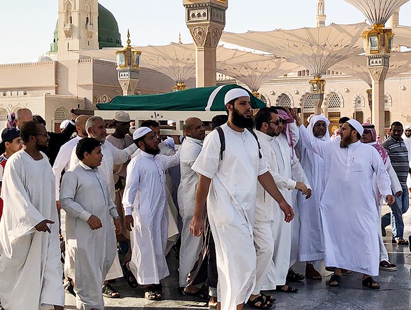 Mourners carry the coffin of the late former Tunisian president Zine El Abidine Ben Ali during his funeral at the Prophet Mohammed's mosque in Saudi Arabia's holy city of Medina, Islam's second holiest city, on September 21, 2019. - Ben Ali, who died on September 19 in the Red Sea coastal city of Jeddah, was laid to rest at Al-Baqi cemetery next to the Prophet Mohammed's mosque and a place of great reverence for Muslims. Ben Ali, the first leader to be toppled by the Arab Spring revolts starting in 2011, died aged 83. (Photo by Majed Al Charfi / AFP)