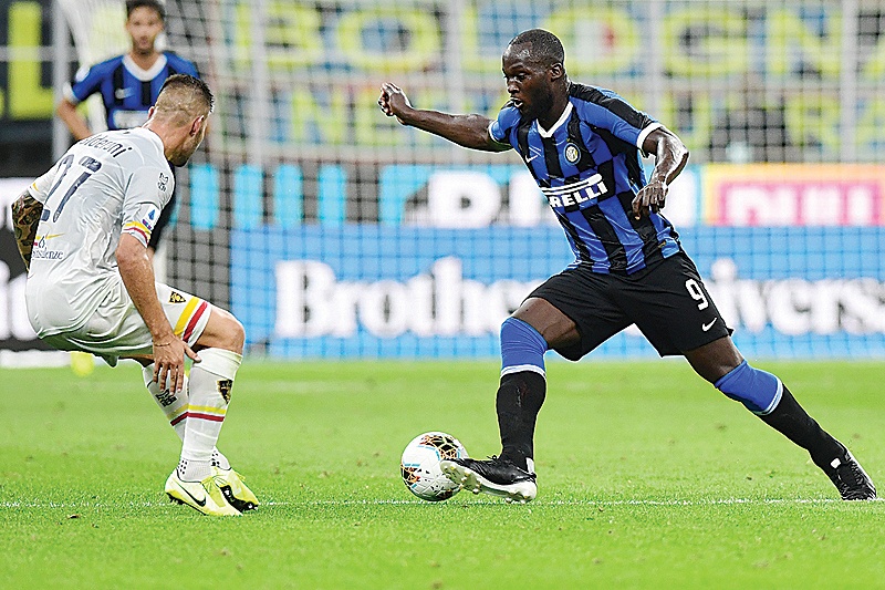 Lukaku đưa Inter Milan lên đỉnh sau hành vi phân biệt chủng tộc ở Cagliari 
