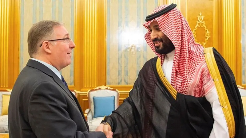 Dual U.S.-Israeli national Joel Rosenberg shakes hands with Crown Prince Mohammed bin Salman at a palace in Jeddah, Saudi Arabia, on September 10, 2019. ,AP