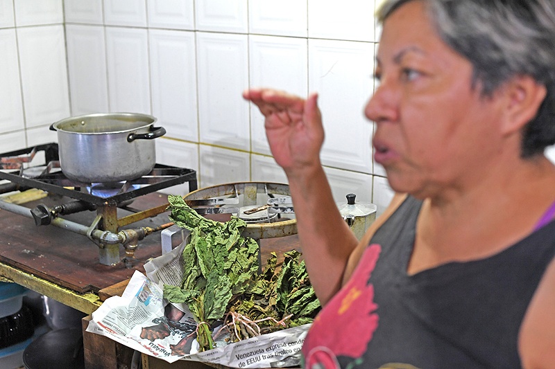 CARACAS: Colombian Carmen Teresa, a Venezuelan resident, explains how she prepares a fig leaf tea as an alternative medicine for diabetes during an interview in Caracas. Venezuelans turn to alternative treatments and the use of herbs to alleviate the disease conditions due to the lack or high cost of medicines.— AFP