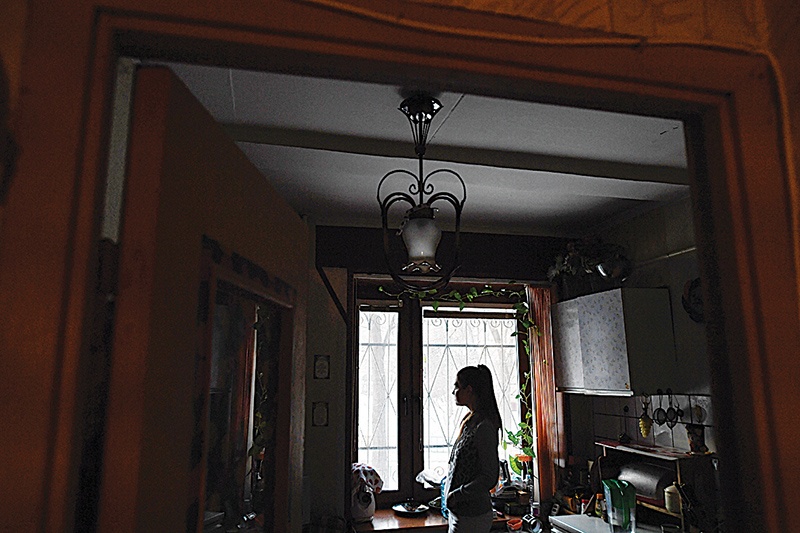 Alexandra, 26, a victim of domestic violence, poses for pictures in a kitchen in Moscow on February 3, 2017. - This summer, a case against three teenage sisters who killed their father after what lawyers say was years of beatings and sexual abuse made national and global headlines. Campaigners say such reports have led to a breakthrough in awareness, and Russians are expecting the state to do more to protect victims than in the past. (Photo by Kirill KUDRYAVTSEV / AFP)