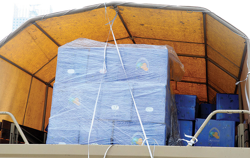 KUWAIT: A truck loaded with books stolen during the Iraqi invasion of Kuwait is seen yesterday. - KUNA 