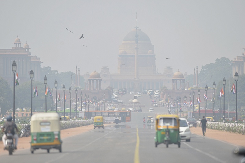 Heavy air pollution is pictured around Rashtrapati Bhavan and government buildings in New Delhi on October 15, 2019. - New Delhi banned the use of diesel generators on October 15 as pollution levels in the Indian capital exceeded safe limits by more than four times. - AFP