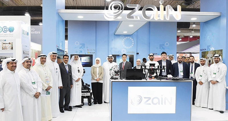 Eaman Al-Roudhan and KNPC CEO Waleed Al-Bader with Zain’s team.
