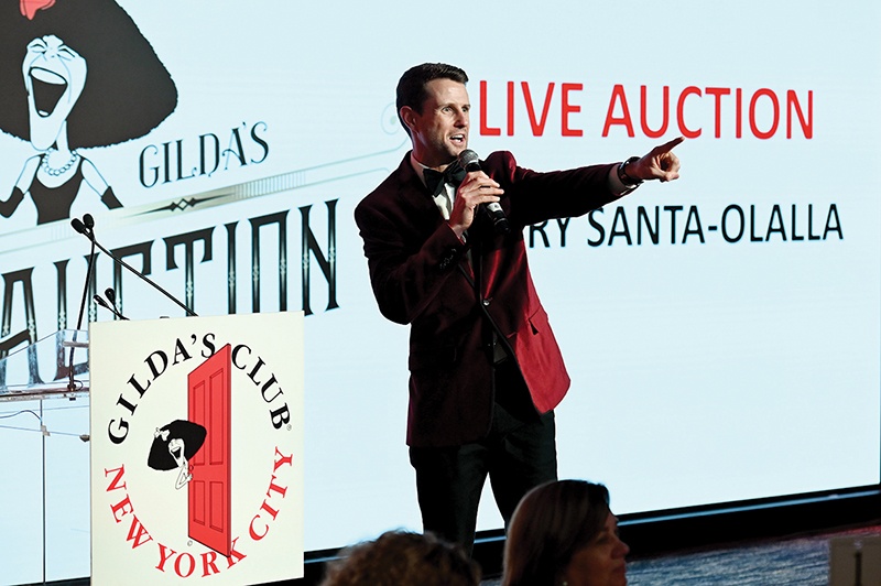 NEW YORK, NEW YORK - NOVEMBER 07: Harry Santa-Olalla runs the auction during the Gilda's Club NYC 24th Annual Gala at The Pierre Hotel on November 07, 2019 in New York City.   Noam Galai/Getty Images for Gilda's Club/AFP