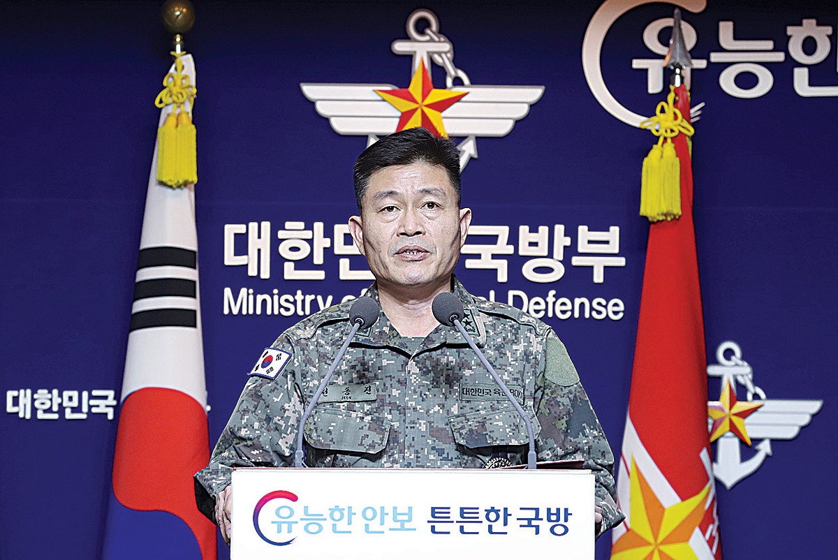 SEOUL: South Korean Army Major General Jeon Dongjin of the Joint Chiefs of Staff speaks during a press briefing on North Korea’s projectiles at the Defense Ministry yesterday. —AFP
