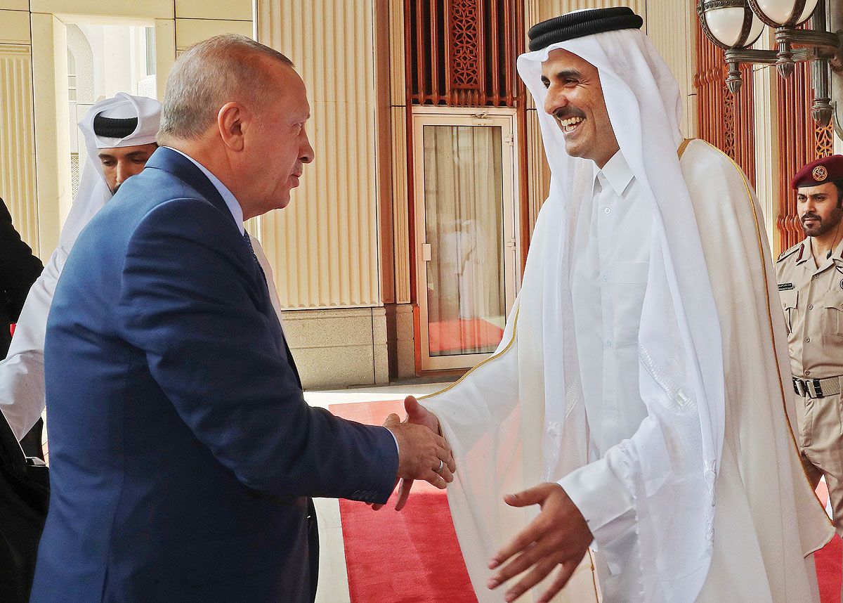 DOHA: Qatari Amir Sheikh Tamim bin Hamad Al-Thani welcomes Turkish President Recep Tayyip Erdogan in the Qatari capital yesterday. - AFP 